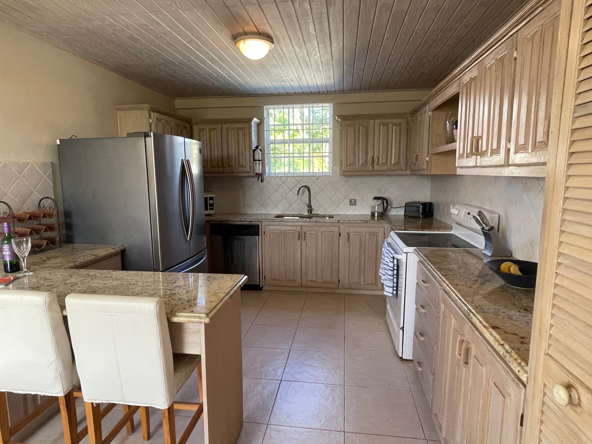 Holland Park Villa fully equipped kitchen with granite worktops and breakfast bar